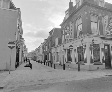 882149 Gezicht in de Willemstraat in Wijk C te Utrecht, vanaf de Waterstraat, met rechts café Dikke Dries (Waterstraat 32).